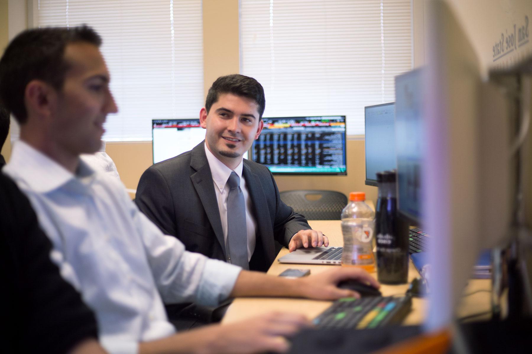 菠菜网lol正规平台 业务 students, Bloomberg Terminals. 