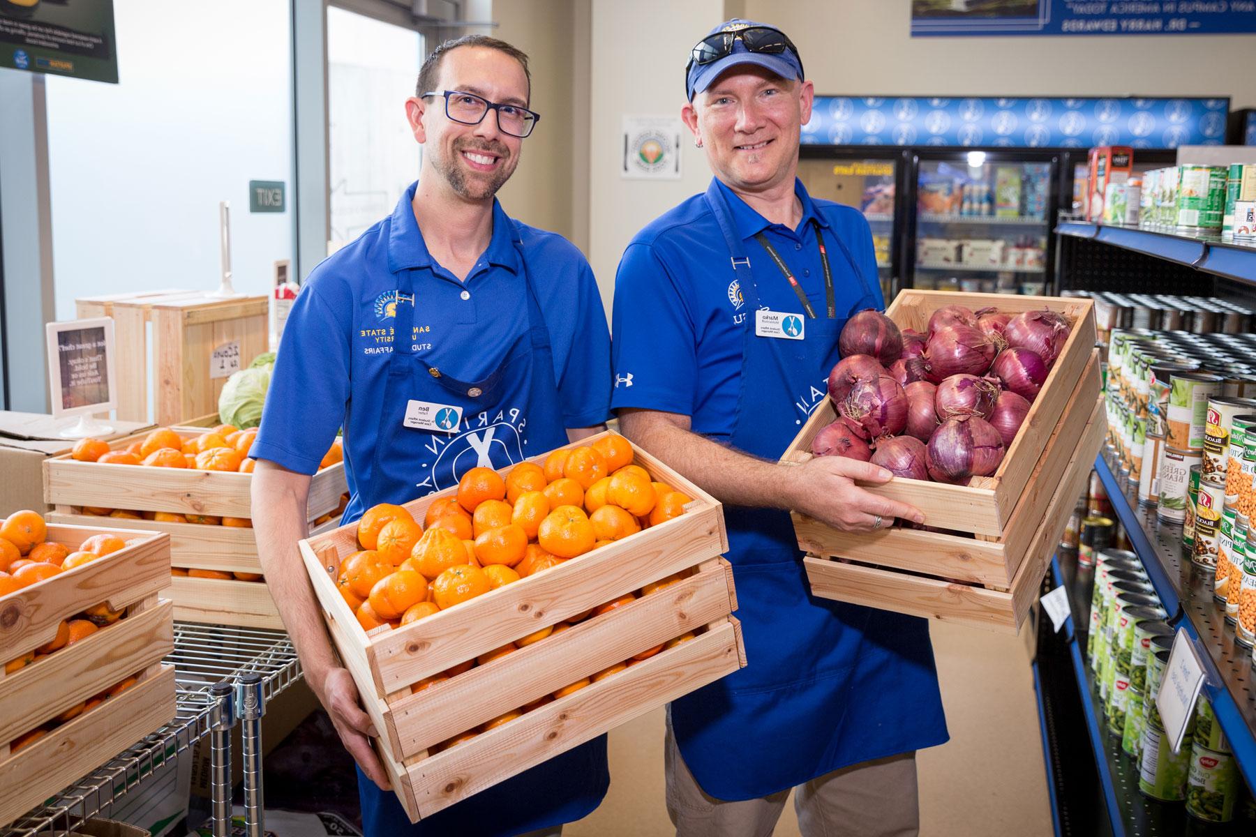 菠菜网lol正规平台 Cares staff holds fresh produce offerings from the Spartan Food Pantry.