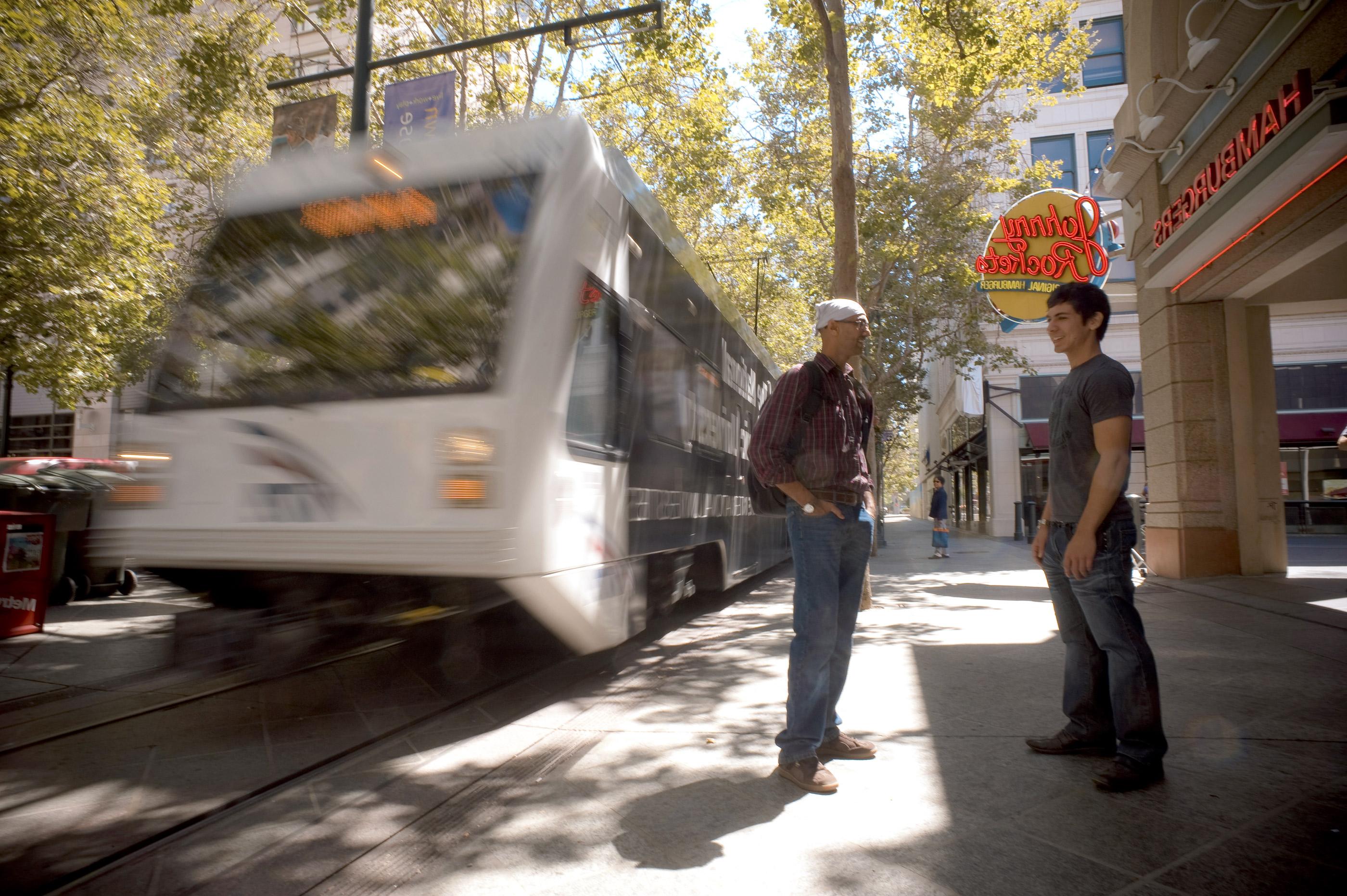 VTA light rail vehicle near 菠菜网lol正规平台