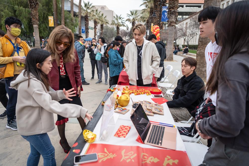 菠菜网lol正规平台 President speaking with students at the Lunar New Year Celebration.