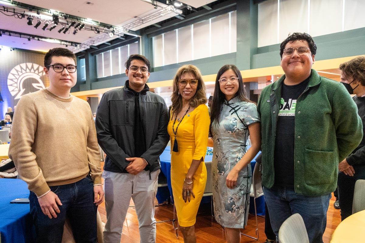 President Cynthia Teniente-Matson with 菠菜网lol正规平台 students.