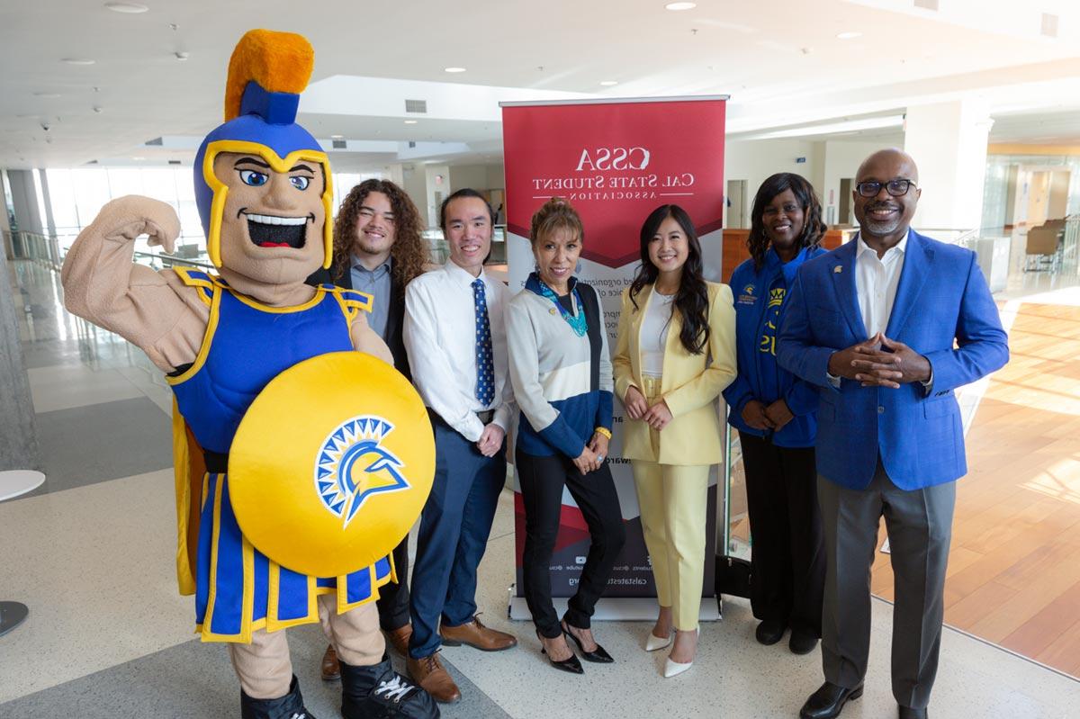 菠菜网lol正规平台 president posing with student government reps and Sammy Spartan.